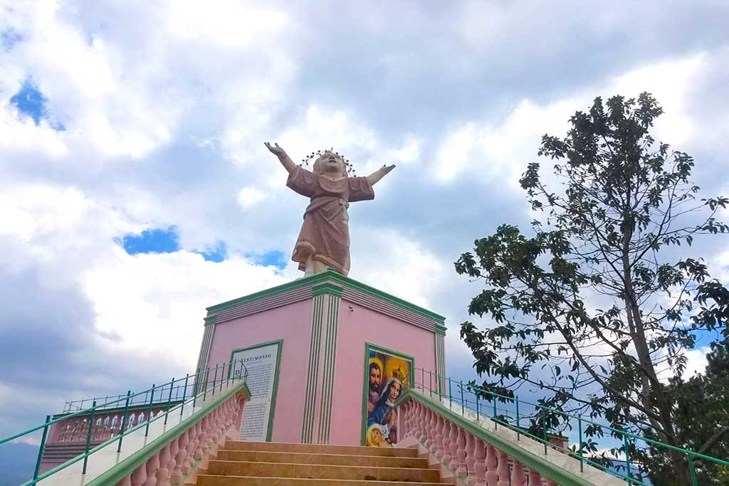 Una impresionante escultura de 15 Mts en una de las montañas más altas de Constanza en República Dominicana.