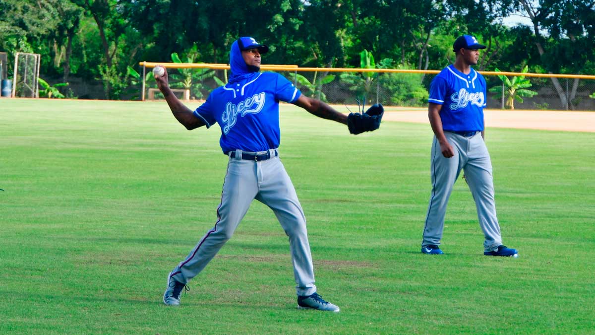 Ervin-Santana-pone-el-ejemplo-en-entrenamientos Ervin Santana pone el ejemplo en entrenamientos del Licey. Transmitido por Color vision en vivo. Si te gusta nuestro contenido, no olvides...