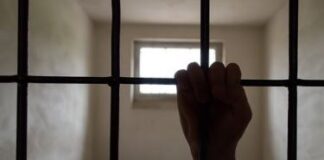 hombre tras las rejas