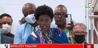 Atletas olímpicos llegan al país/Marileidy entrega sus medallas a su madre y abuela | Noticias SIN