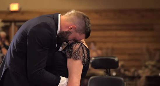 Hijo baila con su madre en Boda Hiji baila con su madre con ELA