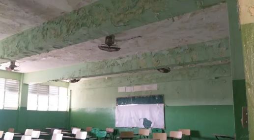 Escuela parroquial deteriorada Escuela parroquial deteriorada