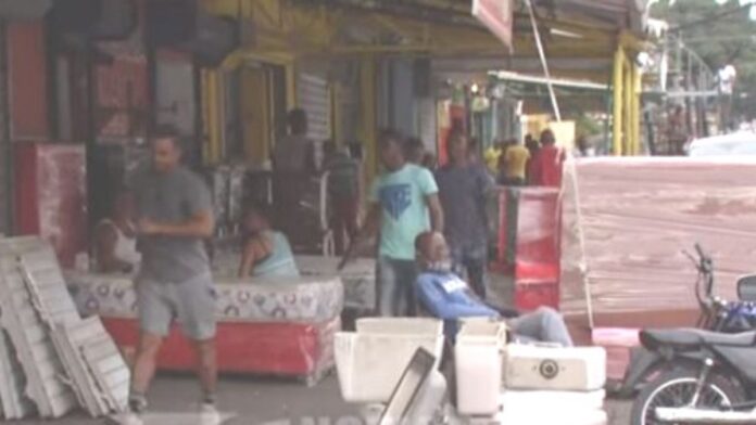 Acumulación de Basura en acera -Destacada Color Visión Aceras en mal estado Santo Domingo