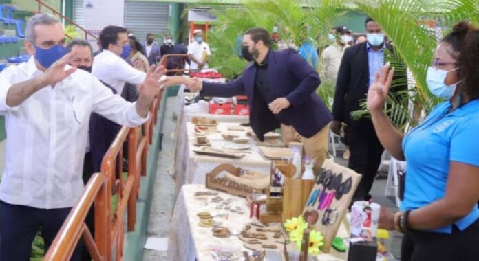 Abinader da préstamos a buhoneros