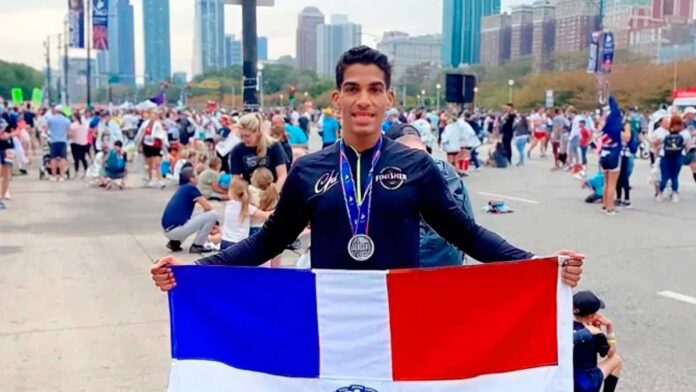 Moises-Salazar,-primer-dominicano-en-llegar-a-la-meta-en-el-maratón-de-Chicago Moises Salazar, primer dominicano en llegar a la meta en el maratón de Chicago