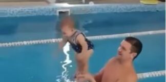 Bebé nada como una profesional