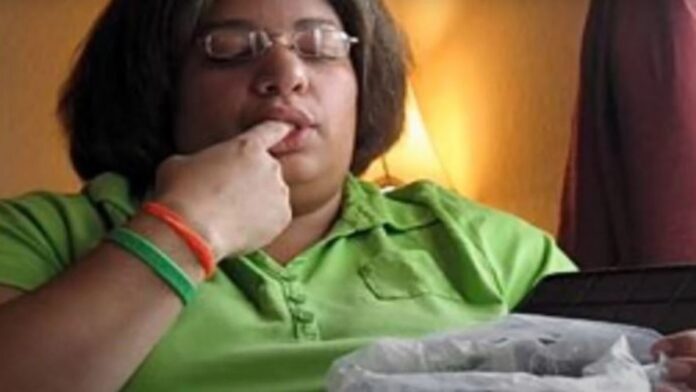 Mujer se come las cenizas de su marido -Destacado Color Visión Mujer se come cenizas de su marido