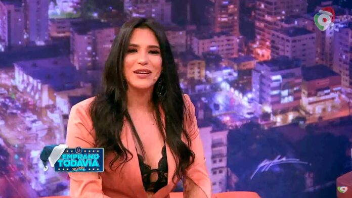 Nancy-Medrano-le-muestra-sus-tatuajes-a-Jochy-Santos Nancy Medrano le muestra sus tatuajes a Jochy Santos | Es Temprano Todavía