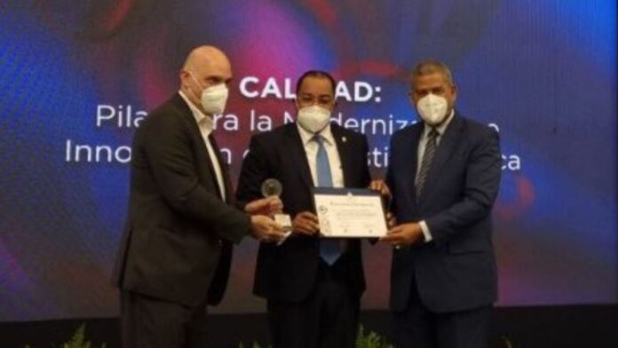 Contralor recibe premio por promover la reducción de la corrupción