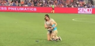 Niño irrumpe en campo de Fútbol