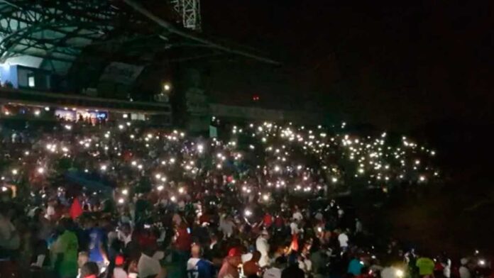 Globos soltados al aire por banco comercial que hicieron contacto con líneas de transmisión del Estadio Quisqueya fue la causa del apagón...