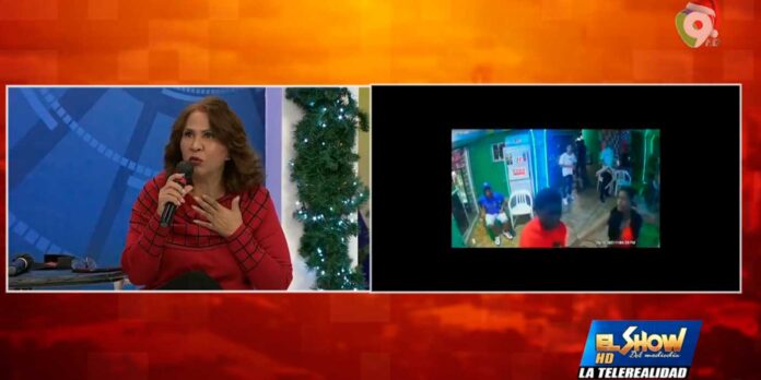 Policía-golpeado-con-su-arma-a-su-pareja-en-un-colmado ¡Viral! Policía golpeando con arma a su pareja en un colmado | El Show del Mediodía