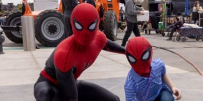 Tom Holland y niño heroe 2 Tom Holland y Niño Héroe