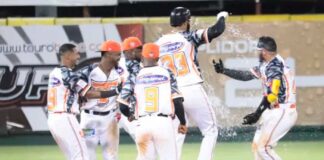 Toros remontan y dejan a los Leones en el terreno