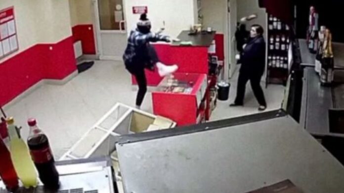 hombre con pistola de juguete -Destacado Color Visión pistola de juguete