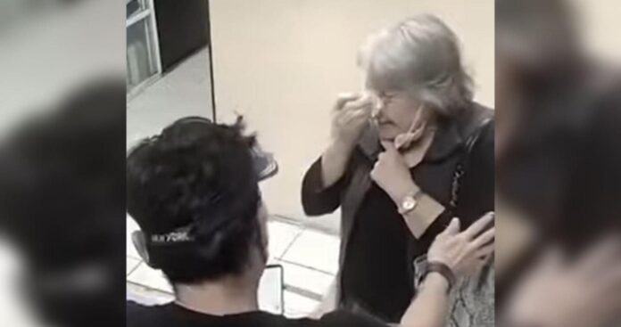 Anciana llora porque sus hijos no la llaman -Color Visión Anciana llora porque sus hijos y nietos no la llaman