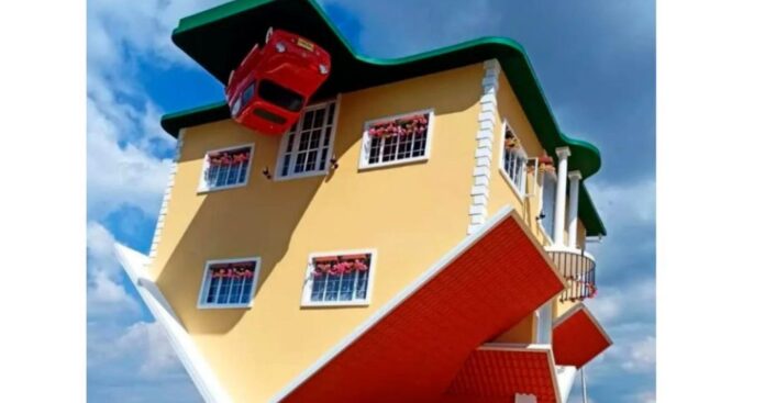 Casa al revés -Color Visión La casa al revés