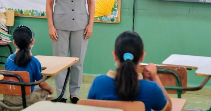 Estudiantes vuelven a las aulas -Color Visión Estudiantes regresarán a clases