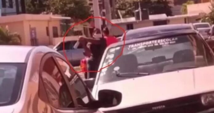 Mujer destruye vehículo de su expareja -Color Visión Mujer destruye vehículo de expareja