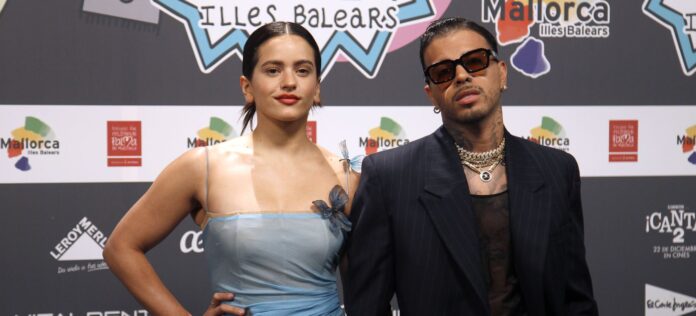 Rauw Alejandro sorprende a Rosalía por San Valentín Rosalía es sorprendida por su novio, el cantante urbano Rauw Alejandro en San Valentín