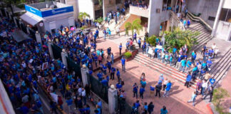 Tensión en las afueras de las oficinas del Ministerio de Educación en Santiago