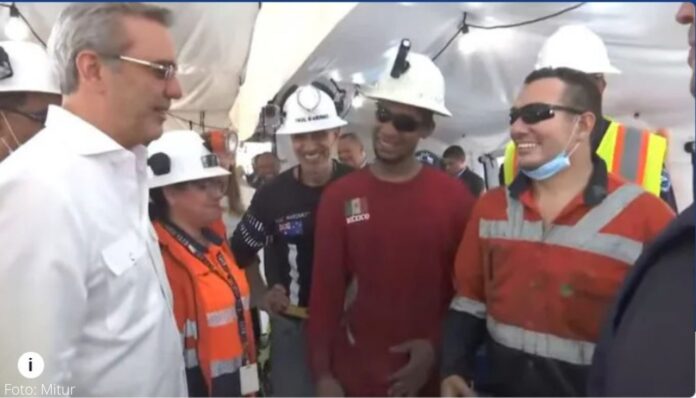 Rescatan-con-vida-a-mineros