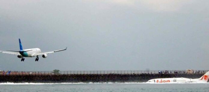 Avión-de-la-Armada-estadounidense-se-sale-de-la-pista Avión-de-la-Armada-estadounidense-se-sale-de-la-pista