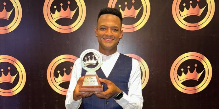 dániel lajara gana como “presentador de televisión” en premios el galardón 2025