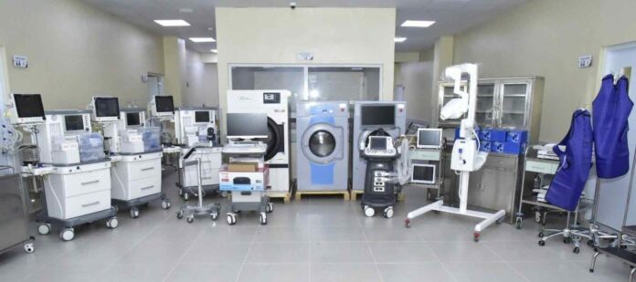 Director-SNS-entrega-equipos-al-Traumatológico-Darío-Contreras Director-SNS-entrega-equipos-al-Traumatológico-Darío-Contreras