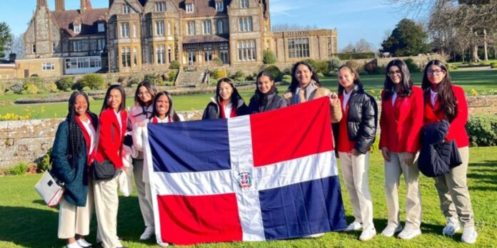 estudiantes del saint joseph school hacen historia en londres y ganan el primer lugar en el global leadership championship 2025 estudiantes del saint joseph school hacen historia en londres y ganan el primer lugar en el global leadership championship 2025