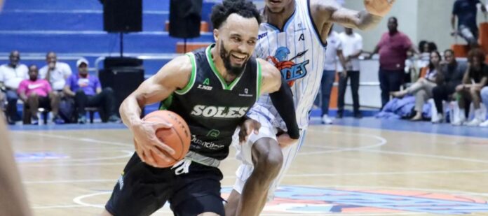 Gerardo-Suero-conduce-el-triunfo-de-los-Soles-ante-Titanes Gerardo Suero conduce el triunfo de los Soles ante Titanes