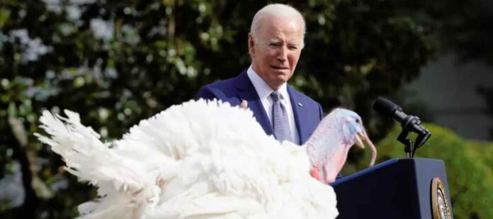 Joe-Biden-indulta-a-dos-pavos-en-su-81-cumpleaños Joe-Biden-indulta-a-dos-pavos-en-su-81-cumpleaños