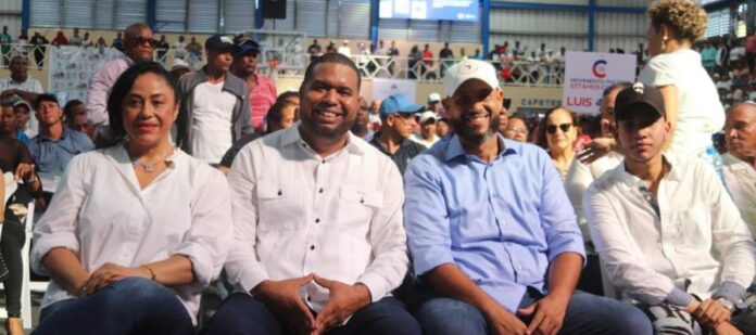 Junior-Peralta-dirigentes-y-Maria-Trinidad-Sánchez-proclaman-4-años-para-Luis-Abinader Junior Peralta, dirigentes y Maria Trinidad Sánchez proclaman 4 años para Luis Abinader