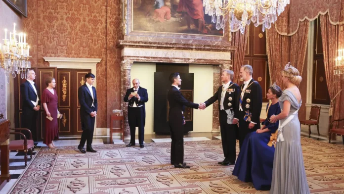 la-reina-letizia-sentada-durante-el-besamanos