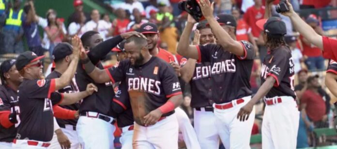 Leones clasifican al Round Robin con victoria sobre Gigantes Leones clasifican al Round Robin con victoria sobre Gigantes