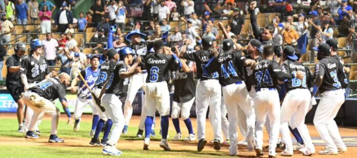Licey derrota al Escogido en el primer juego de la serie final Licey derrota al Escogido en el primer juego de la serie final