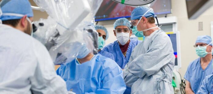 Logran el primer trasplante de laringe total a un paciente con cáncer y consiguen que vuelva a hablar Logran el primer trasplante de laringe total a un paciente con cáncer y consiguen que vuelva a hablar