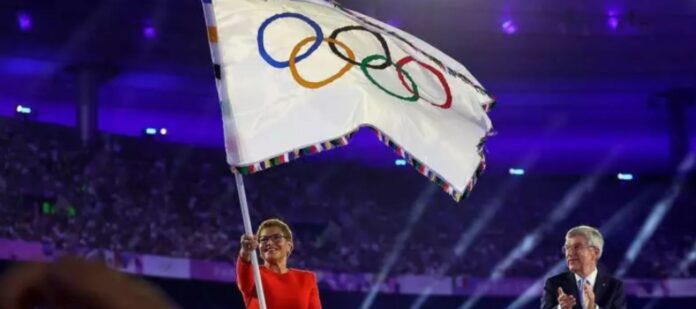 Los Ángeles 2028 recibe de París la bandera olímpica Los Ángeles 2028 recibe de París la bandera olímpica
