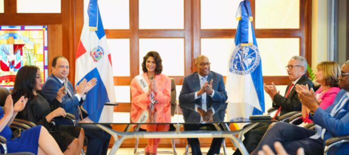 Miss Universo comparte su historia de vida con estudiantes de la UASD Miss Universo comparte su historia de vida con estudiantes de la UASD