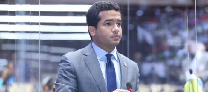 Omar-Fernández-enfatiza-su-desacuerdo-con-las-tres-causales-en-entrevista-radial Omar-Fernández-enfatiza-su-desacuerdo-con-las-tres-causales-en-entrevista-radial