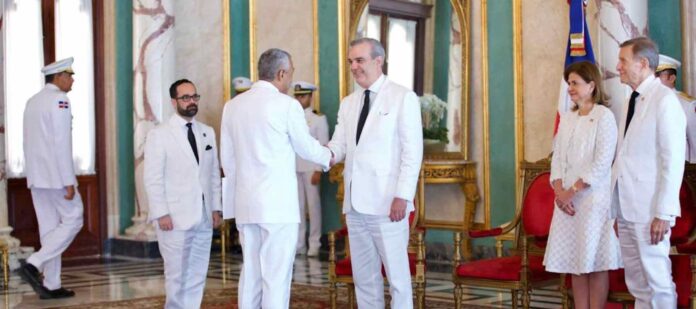 Presidente-Abinader-recibe-cartas-credenciales-de-seis-nuevos-embajadores Presidente-Abinader-recibe-cartas-credenciales-de-seis-nuevos-embajadores