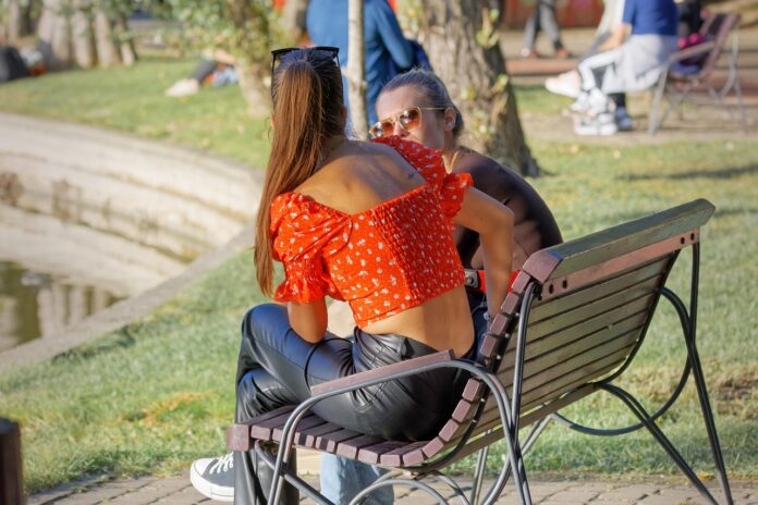 qué significa que una persona interrumpa siempre las conversaciones