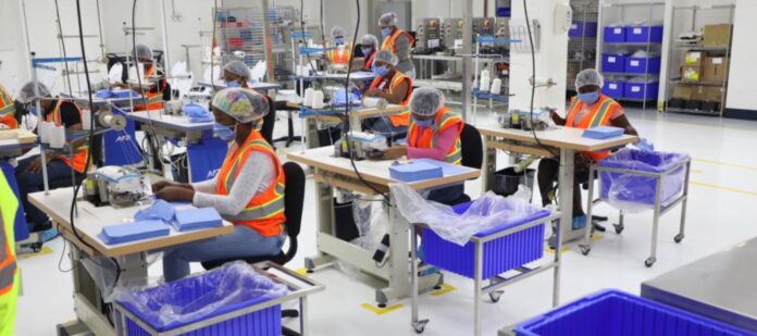 ZF, manufactura local y comercio impulsan crecimiento económico de RD en 2024 ZF, manufactura local y comercio impulsan crecimiento económico de RD en 2024 Santo Domingo.- Los datos preliminares del Índice Mensual de Actividad Económica (IMAE), publicado por el Banco Central, muestran el desempeño de las sectores vinculados al Ministerio de Industria, Comercio y Mipymes (MICM) con crecimiento sostenido a lo largo de 2024 aportando a la economía nacional. De acuerdo con el IMAE, los sectores asociados que registraron un crecimiento superior al 4%, incluyen Zonas Francas (6.5%), transporte (5.8%), comercio (4.9%), construcción (4.7%), industria local (4.4%) y otras actividades (4.4%), reflejando un sólido dinamismo económico. “República Dominicana continúa demostrando su fortaleza y resiliencia, evidenciando su gran potencial. Desde el Gobierno estamos impulsando a los sectores productivos como motores de prosperidad en todo el territorio nacional”, expresó Víctor -Ito- Bisonó, ministro de Industria, Comercio y Mipymes. En el 2024, la Junta Monetaria aprobó la liberación de RD$35,355 millones de encaje legal para el acceso a préstamos para los otros sectores productivos, de los cuales dos mil millones de pesos fueron asignados para apoyo al sector MiPymes, resultando en una medida significativa que respalda las estrategias del MICM para impulsar este sector que constituye el 98% del tejido productivo nacional. Las exportaciones experimentaron un crecimiento de 7.1% para el periodo enero- noviembre 2024 representando un valor que asciende a los USD$7,974 millones de dólares. De este total, el 67% de las exportaciones corresponde al régimen de zonas francas, siendo Estados Unidos el primer destino de exportación con un 72.9%. Dinamismo económico y empleo formal A noviembre de 2024, el crecimiento acumulado de la actividad económica fue del 5.1% respecto al mismo periodo del año anterior, con un crecimiento interanual de 3.9% en noviembre, dando como resultado el aumento de empleo formal, estabilidad macroeconómica y un entorno favorable para la inversión. En términos de empleo, los sectores ligados a las políticas del MICM generaron el 65% de los empleos formales del país, según el Banco Central. Al tercer trimestre, la ocupación alcanzó un nivel histórico de 5 millones 029 mil 347 trabajadores, con 2.4 millones de cotizantes formales. Impulso al tejido productivo nacional y a la competitividad Durante el 2024, el Consejo Nacional de Zonas Francas presidido por el MICM aprobó 74 nuevas empresas para una inversión total que asciende a RD$11,572,496,139.23 y unos 7 mil empleos proyectados. A través de la ventanilla única del MICM se formalizaron 12,427 Mipymes, impulsando la economía formal y sostenible. Asimismo, se bridnaron 3,737 asesorías en negocios, diseño de empaques, registro de marcas, redes sociales y más, fortaleciendo la competitividad de las pequeñas empresas. Asimismo, 7,600 empresas fueron certificadas como Mipymes, de las cuales el 24% corresponde a empresas lideradas por mujeres. El apoyo a los sectores creativos se mantiene como uno de los ejes de trabajo del MICM, destacado en 2024 la presentación del primer diagnóstico del sector de videojuegos, fortaleciendo esta industria emergente con formación y mentorías. En lo que respecta al comercio exterior y la propiedad intelectual, por primera vez en casi 30 años, República Dominicana, salió de la lista de vigilancia del Informe Especial 301 sobre Propiedad Intelectual elaborado por la Oficina del Representante Comercial de los Estados Unidos (USTR), lo cual se traduce en un impacto positivo para el clima de negocios e inversiones del país. Estos resultados reflejan la resiliencia de los sectores productivos, combinado con la efectividad de la política monetaria y los subsidios a los combustibles y la energía. Esto permitirá que la economía dominicana mantenga una buena posición para continuar creciendo en torno a su potencial. En cuanto a mercancías ilícitas, para el 2024 las unidades retenidas superarán los 35 millones, en un esfuerzo conjunto entre el MICM y otras entidades públicas en perseguir, sancionar y erradicar la actividad comercial ilícita, logrando cero muertes por alcohol adulterado.